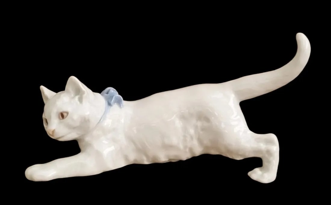 ANTIQUE MEISSEN PORCELAIN CAT (1 of 4)