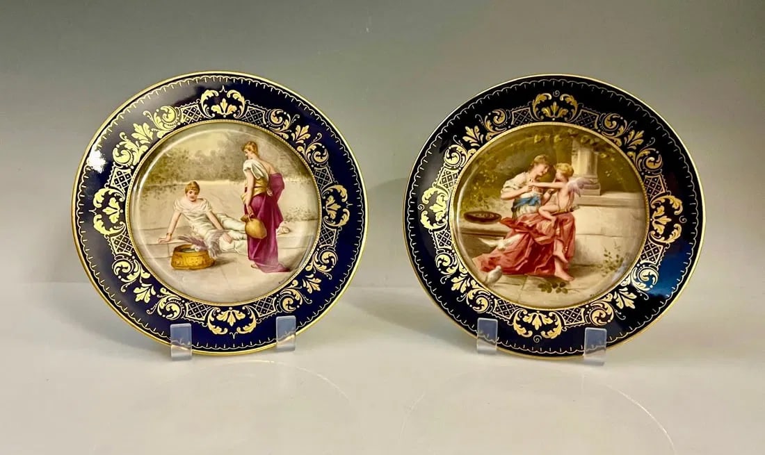 A PAIR OF ROYAL VIENNA PLATES (1 of 4)