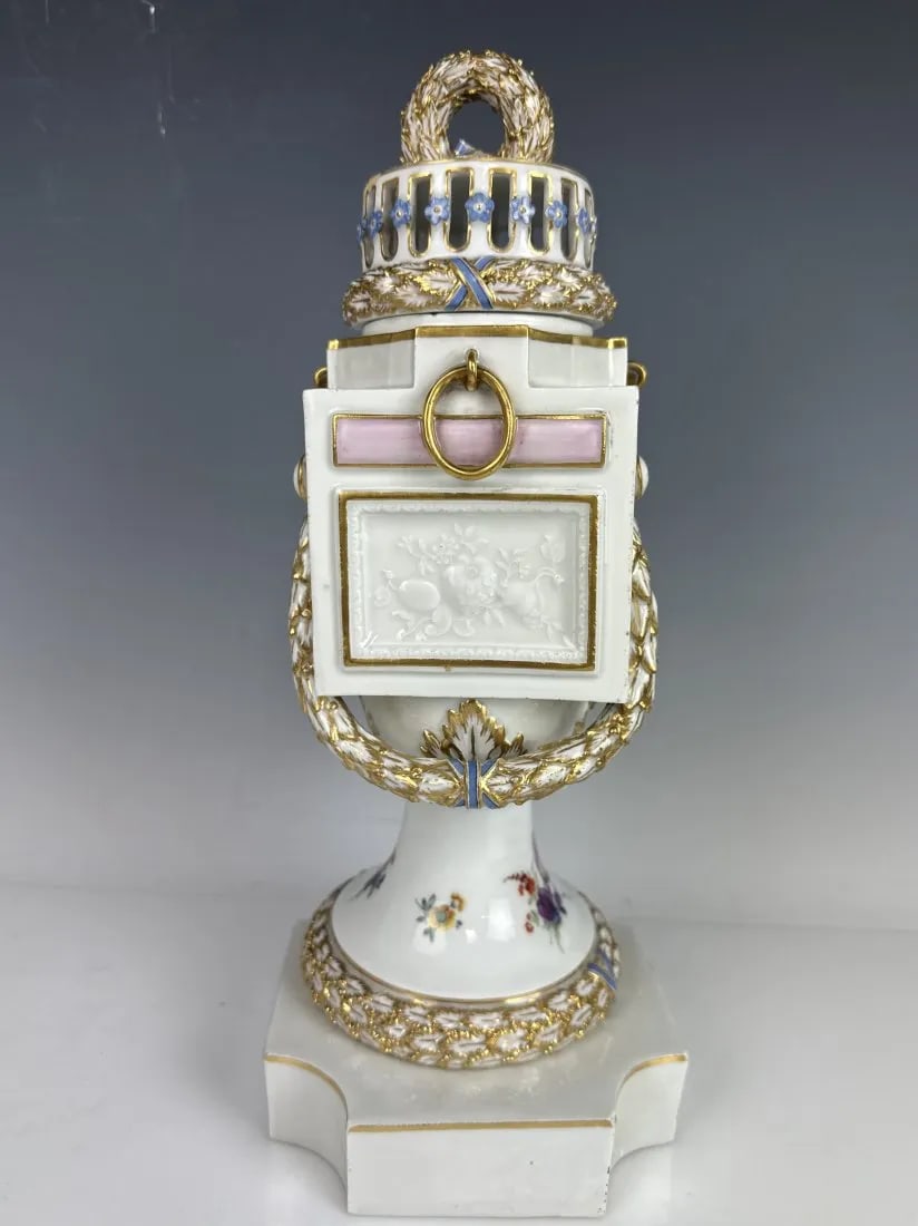 A LARGE MEISSEN VASE AND COVER (1 of 4)