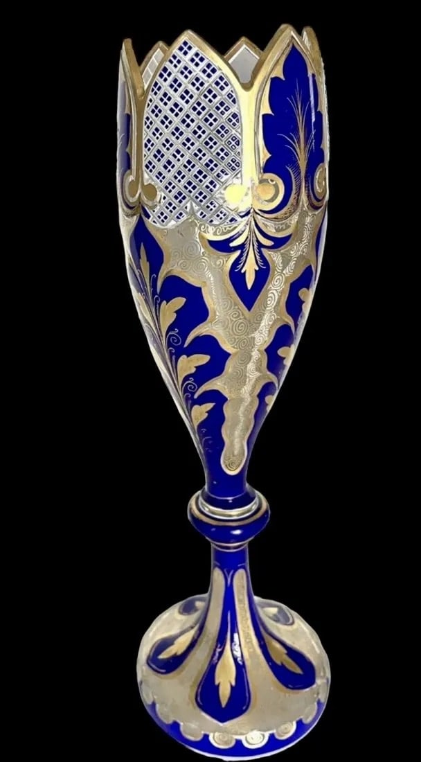 A LARGE 19TH C. MOSER OVERLAY GLASS VASE (1 of 3)