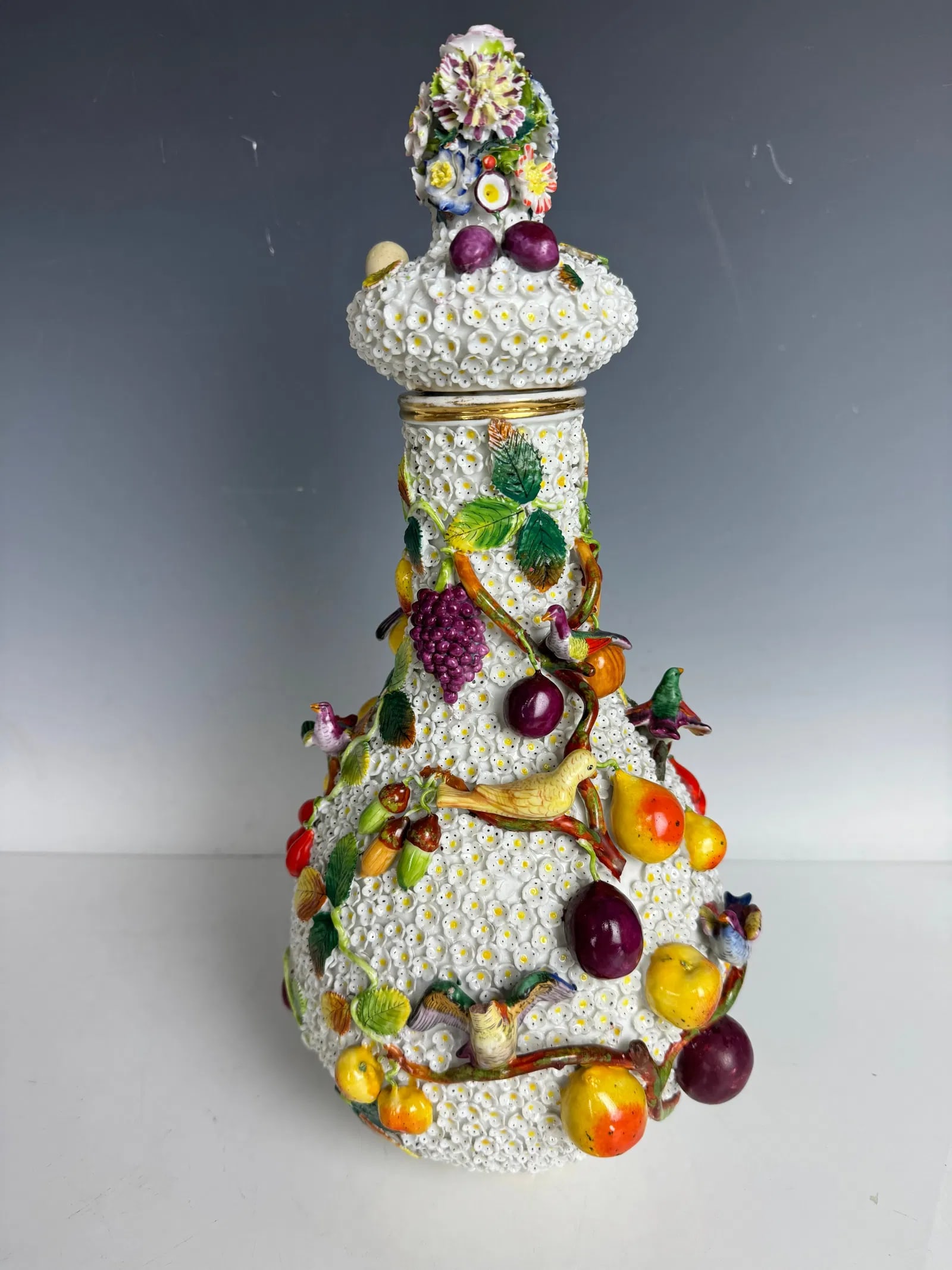 MRISSEN STYLE SNOWBALL VASE AND COVER (1 of 4)