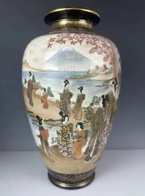 A LARGE JAPANESE MEIJI PERIOD KINKOZAN SATSUMA PORCELAIN VASE
