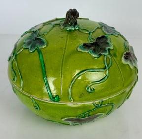 ANTIQUE CHINESE PORCELAIN BOX AND COVER
