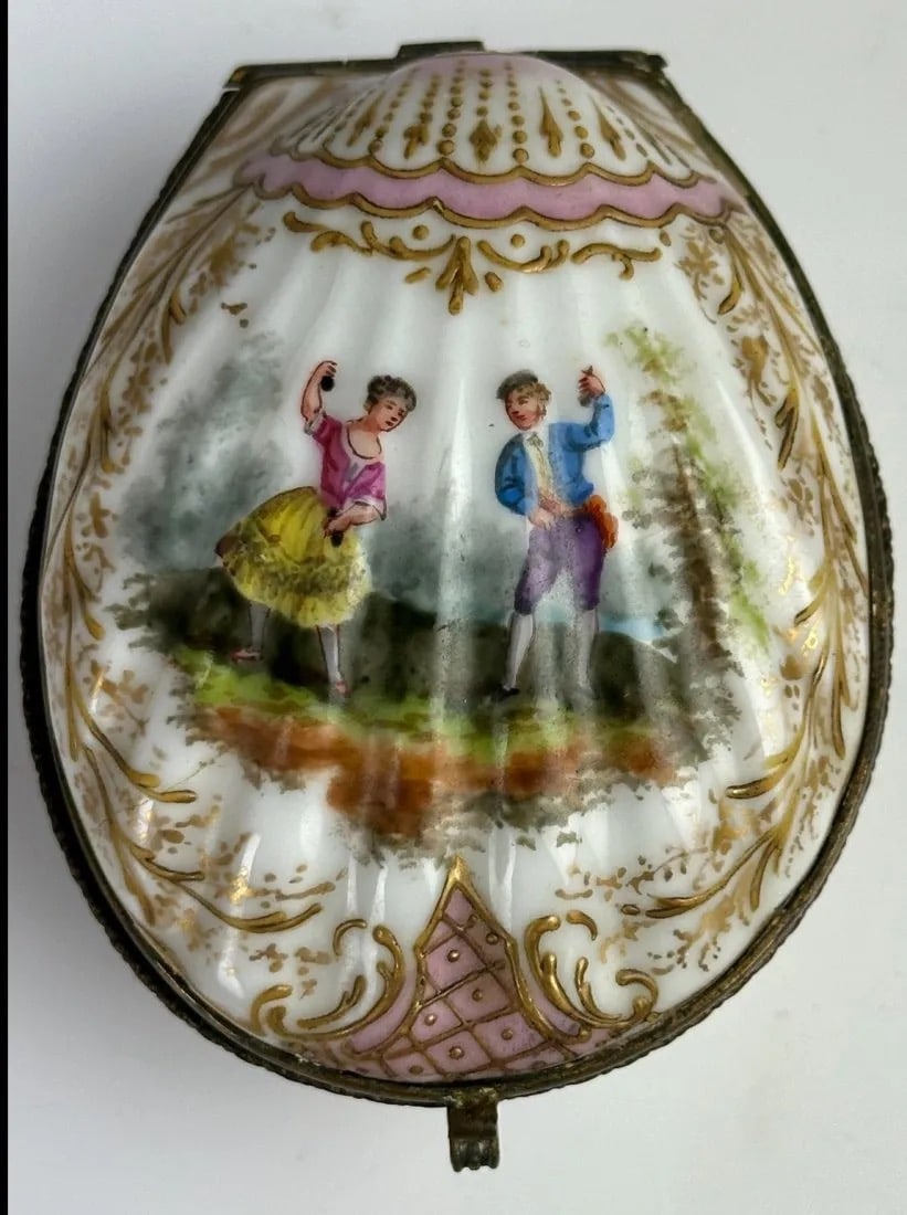 19TH C. CONTINENTAL PORCELAIN PILL BOX: Measures 4.5 inches . In overall good condition. Estimate $300-400