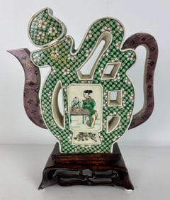 ANTIQUE CHINESE PORCELAIN TEAPOT