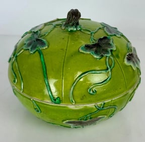 ANTIQUE CHINESE PORCELAIN BOX AND COVER