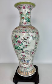 A LARGE CHINESE PORCELAIN VASE