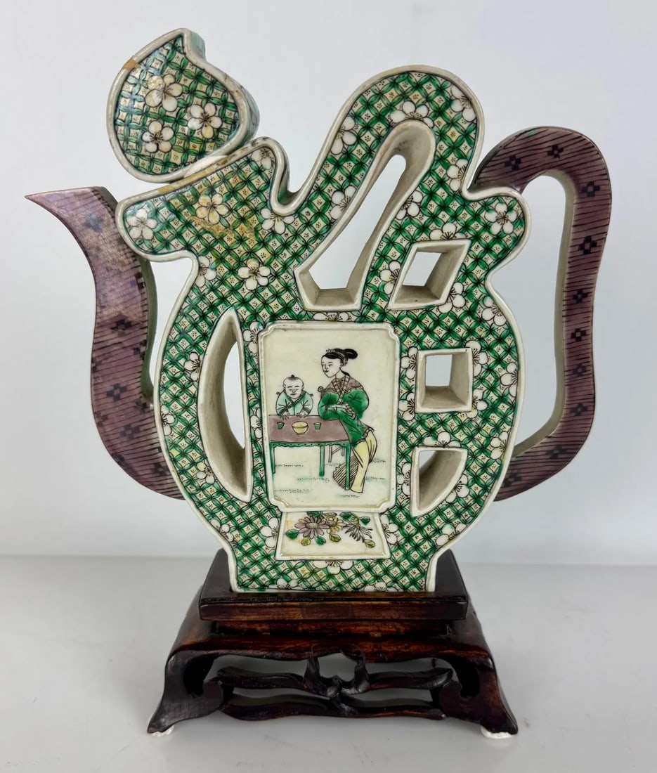 ANTIQUE CHINESE PORCELAIN TEAPOT (1 of 4)