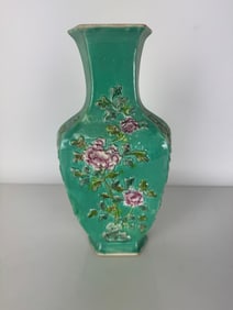 CHINESE PORCELAIN VASE