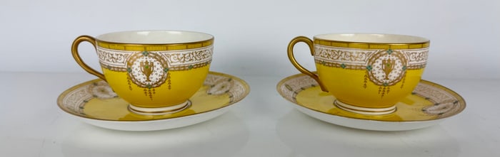 A PAIR OF ROYAL WORCESTER PORCELAIN CUP AND SAUCERS