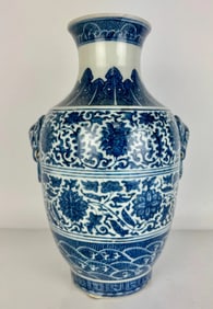 CHINESE PORCELAIN VASE