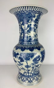 LARGE CHINESE BLUE AND WHITE PORCELAIN VASE