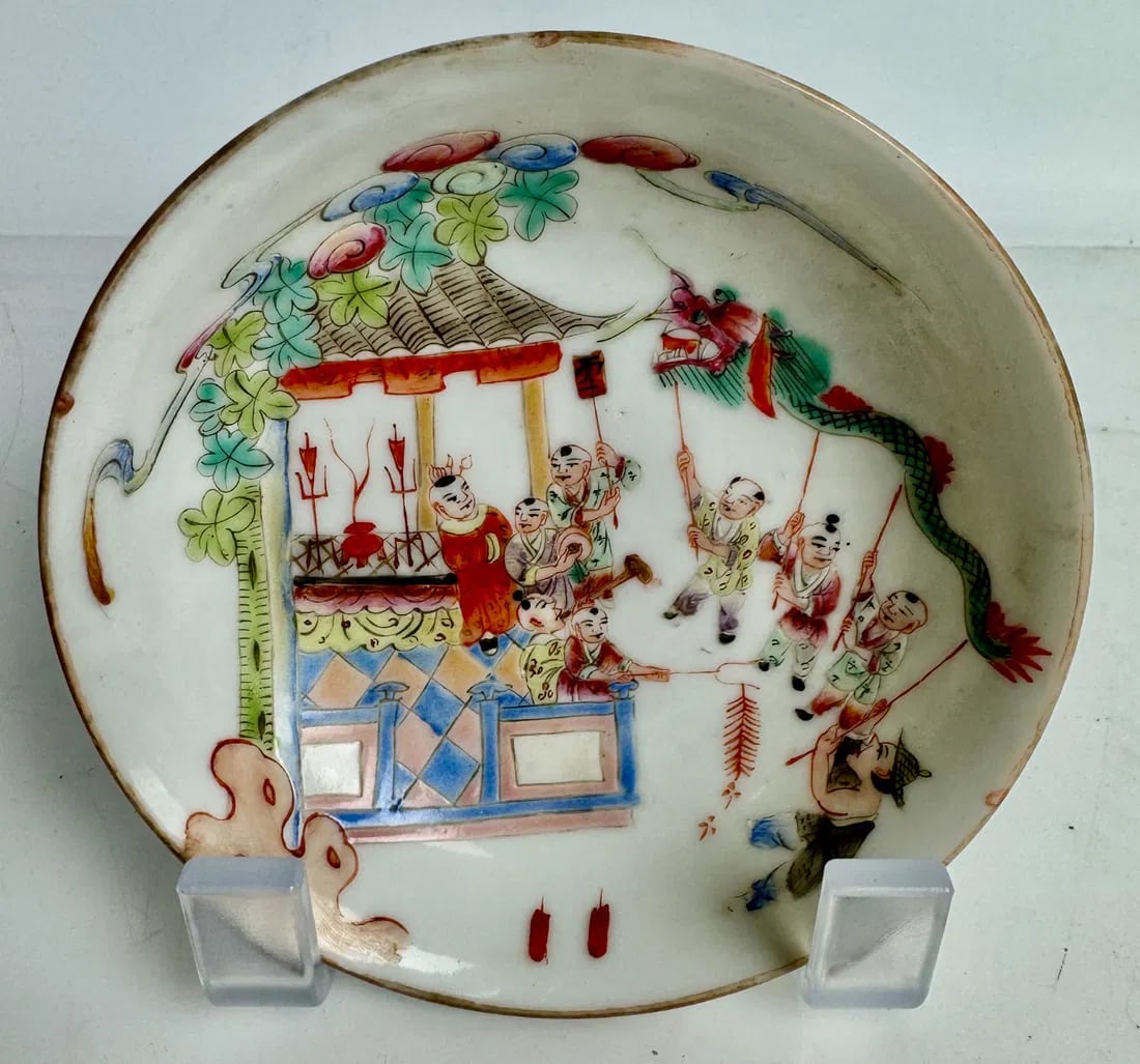 ANTIQUE CHINESE PORCELAIN DISH: Measures 3 inches d. In good condition. Estimate $200-300