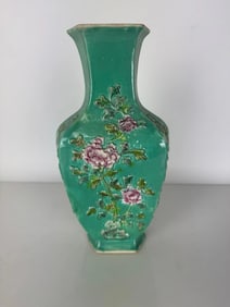 CHINESE PORCELAIN VASE