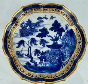CHINESE EXPORT BLUE AND WHITE DISH