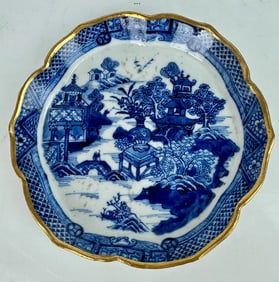 CHINESE EXPORT BLUE AND WHITE DISH