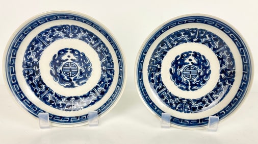 A PAIR OF CHINESE BLUE AND WHITE ANTIQUE PORCELAIN PLATES