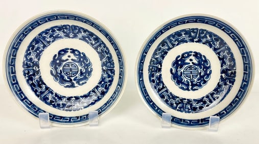 A PAIR OF CHINESE BLUE AND WHITE ANTIQUE PORCELAIN PLATES