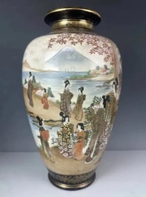 A LARGE JAPANESE MEIJI PERIOD KINKOZAN SATSUMA PORCELAIN VASE