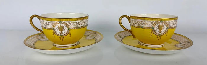 A PAIR OF ROYAL WORCESTER PORCELAIN CUP AND SAUCERS