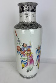 A LARGE CHINESE PORCELAIN VASE