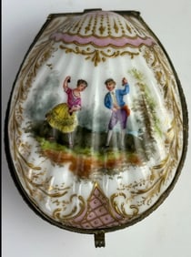 19TH C. CONTINENTAL PORCELAIN PILL BOX