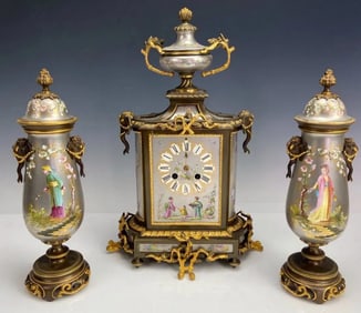 A FINE CHINOISERIE FRECH PARIS PORCELAIN &BRONZE CLOCK