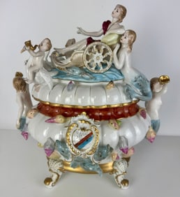 A LARGE GERMAN PORCELAIN TUREEN