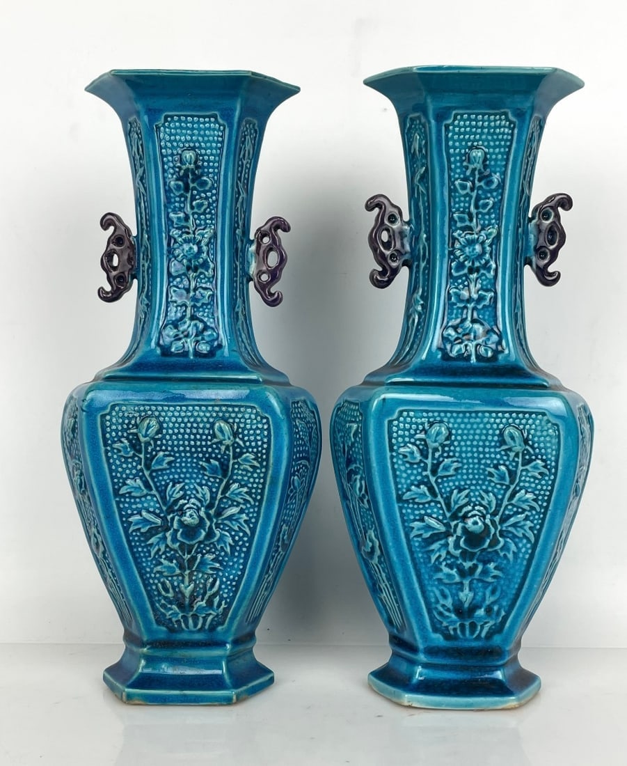 A PAIR OF CHINESE PORCELAIN VASES: Measure 9.7 inches high. In good condition, no chips, no breaks. Estimate $500-600