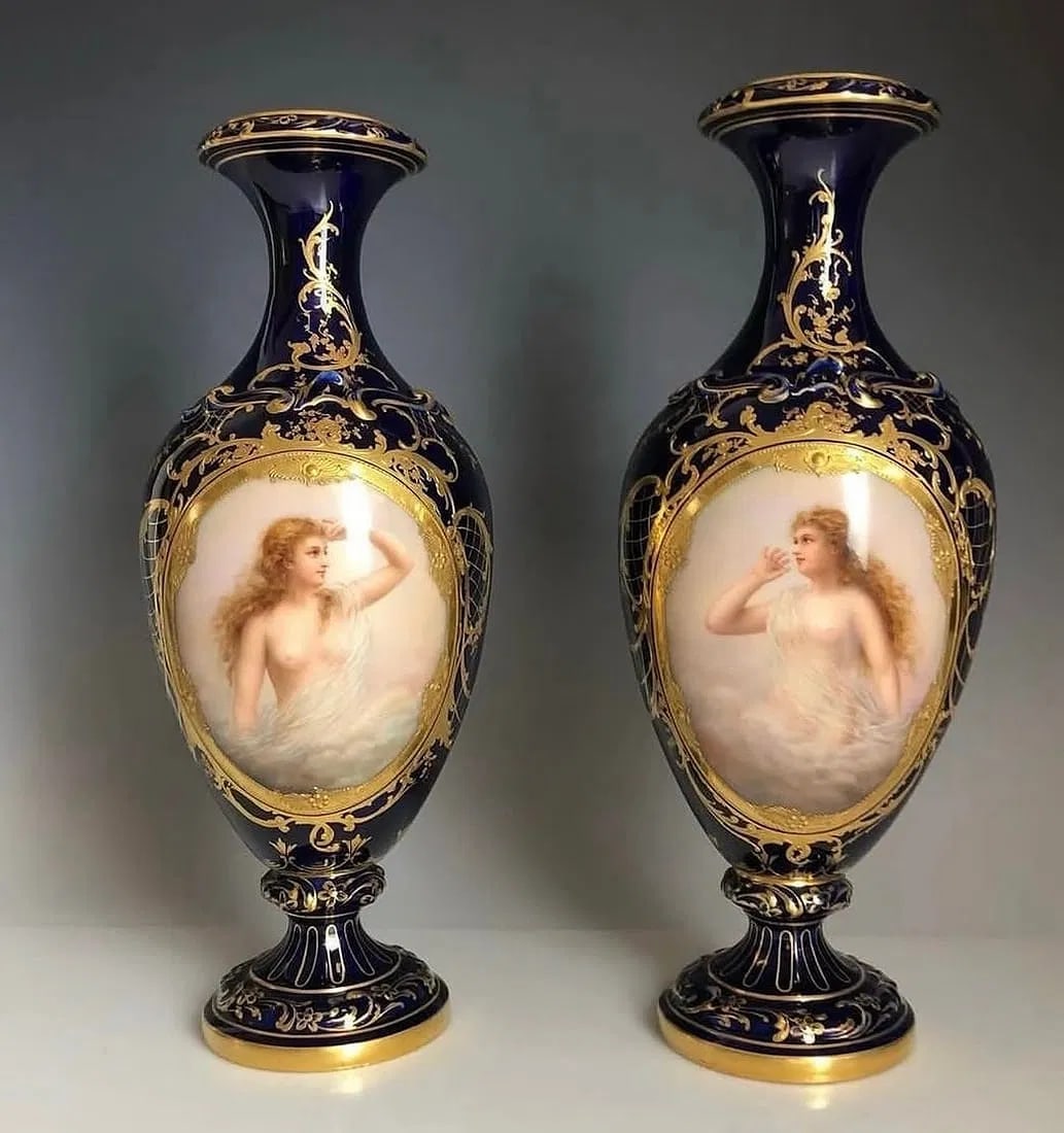 A LARGE PAIR OF ROYAL VIENNA VASES: Circa 1900. Bear Artist signature, T. Becker. Measure 12 inches high. In excellent condition. Estimate $3000-4000