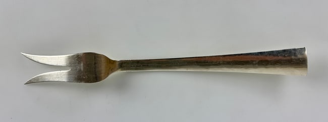 A LARGE ALLAN ADLER HANDMADE STERLING SILVER UTENSIL: Measures 10 inches long. Marked. Estimate $800-1000