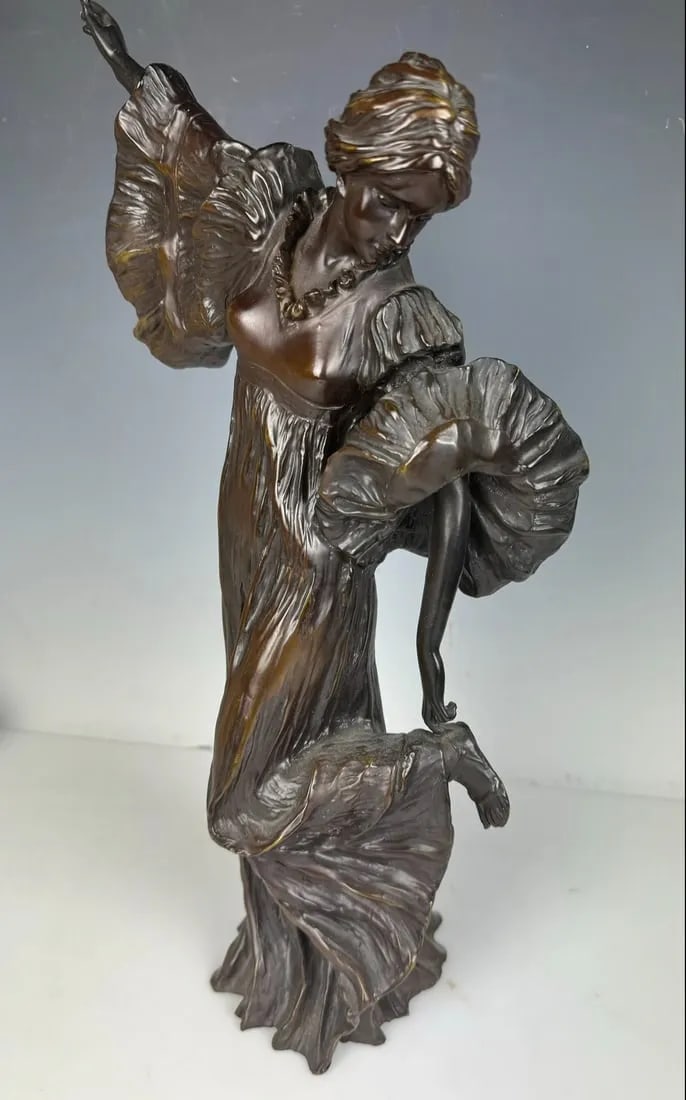 FINE ART NOUVEAU BRONZE BY AGATHON LÉONARD: Signed. Measures 16 inches tall. In good condition. Estimate $2.000-3.000