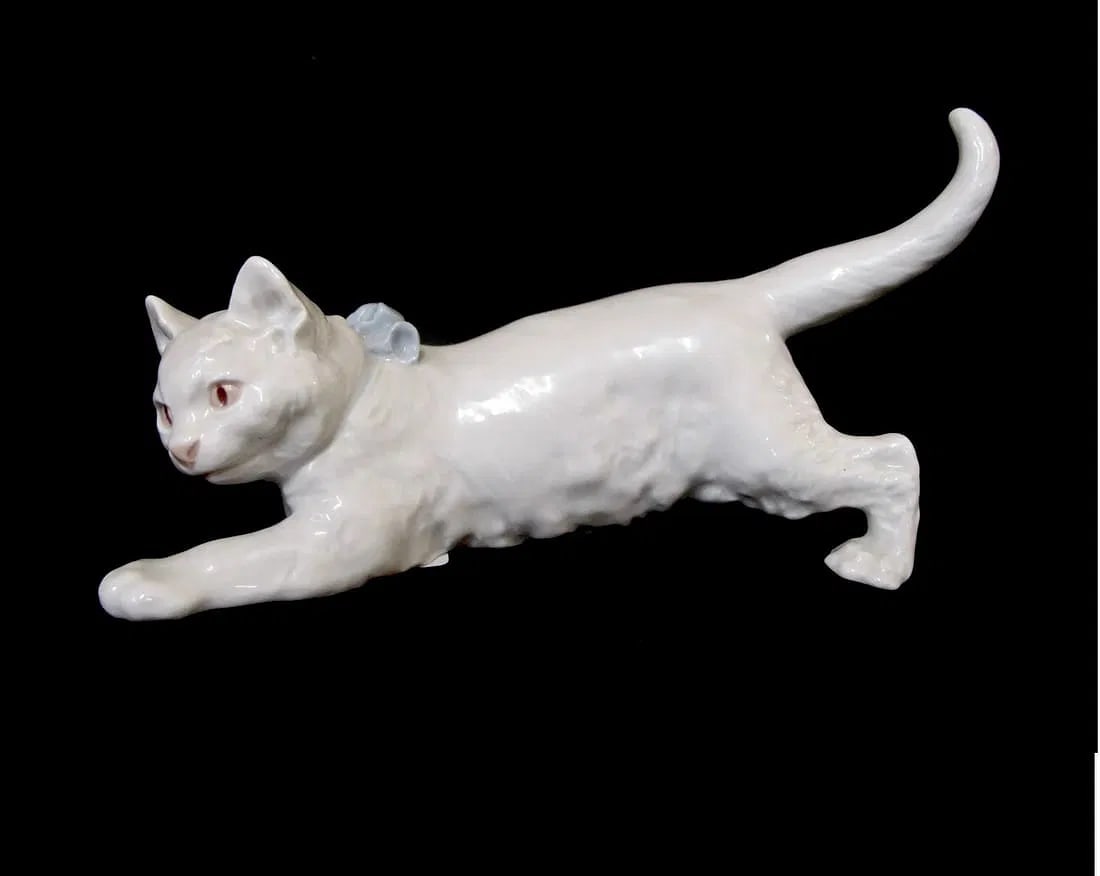 MEISSEN PORCELAIN CAT: Circa 1940. First quality cross swords mark. In excellent condition. Estimate $800-1000