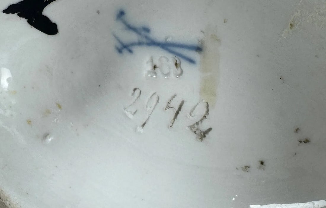 A LARGE ORMOLU MOUNTED MEISSEN CLOCK - 3