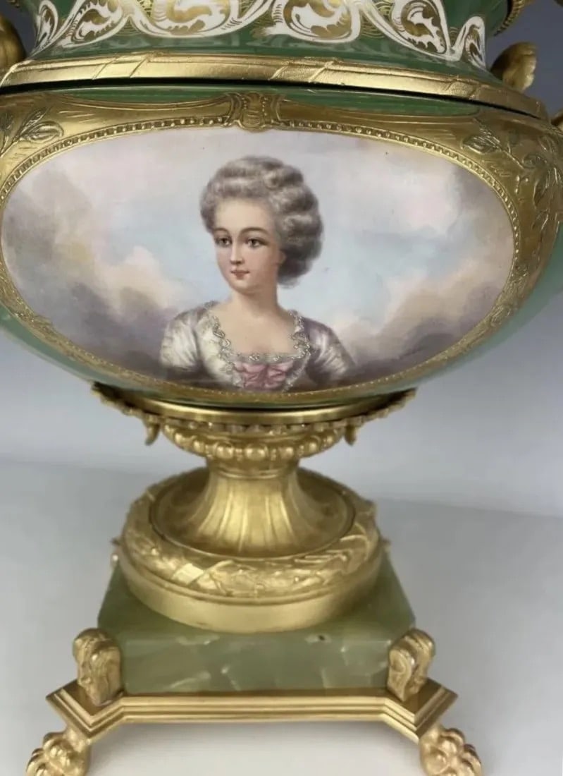 A LARGE ORMOLU MOUNTED SEVRES PORCELAIN CENTREPIECE - 3