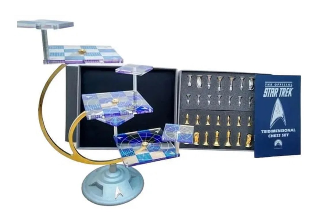 STAR TRECK 3D TRIDIMENSIONAL CHESS SET: In good used condition. Estimate $400-500
