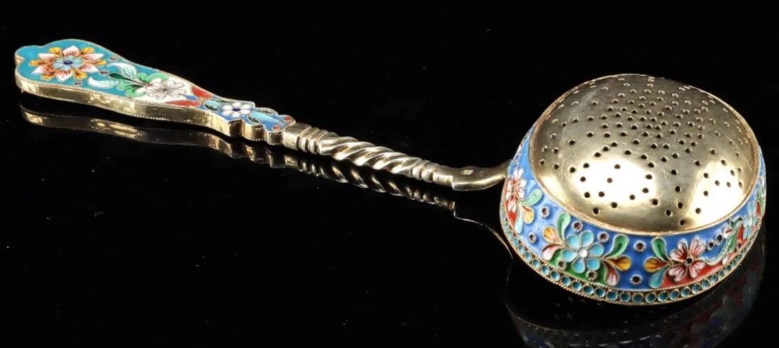 A GOOD RUSSIAN ENAMEL SILVER SPOON/STRAINER: Circa 1880. Measures 6.5 inches Long. In good condition. Estimate $800-1000