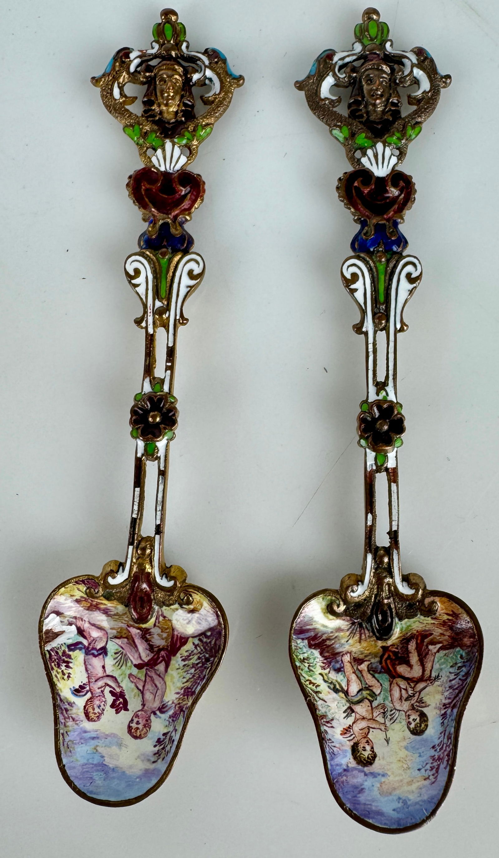 A PAIR OF VIENNESE ENAMEL TEA SPOONS: Circa 1880. Measure 5.5”. In good condition. Estimate $600-800