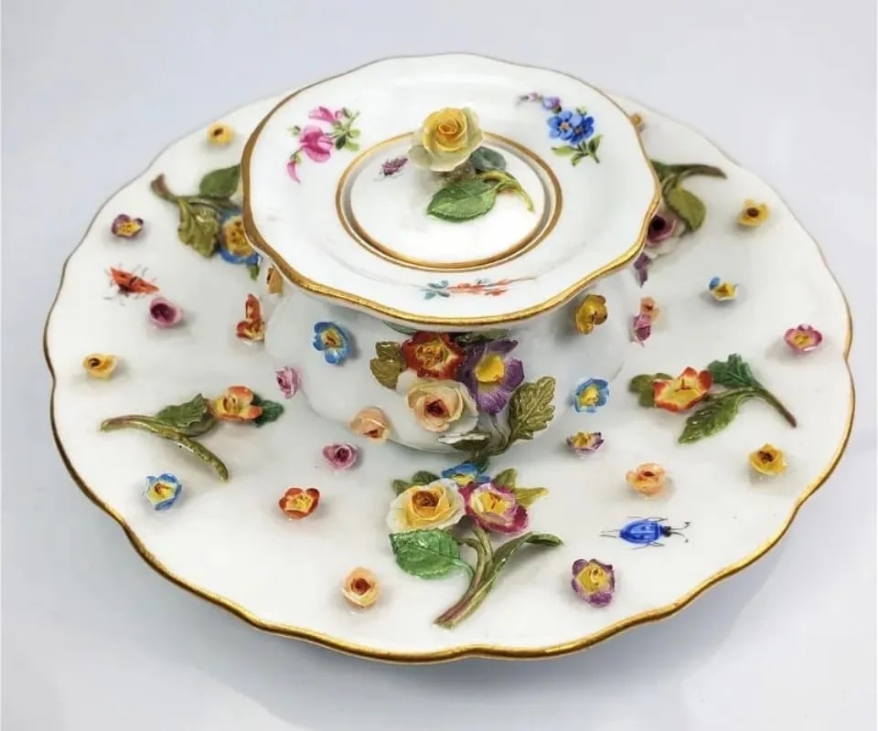 19TH C. FLOWER INCRUSTED MEISSEN INKWELL: Circa 1880. Base 5.7 inches d. 2.5 inches h. In overall good condition. Minor chips to flowers, and leaves. Estimate $500-609