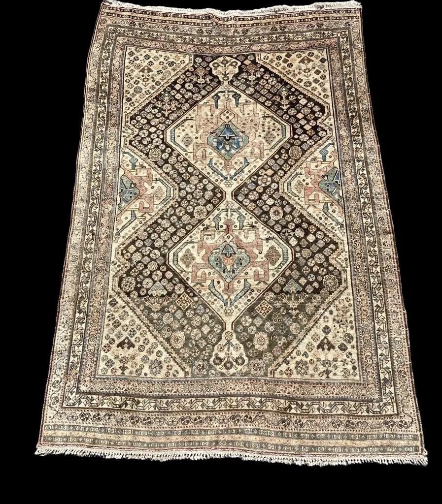 ANTIQUE PERSIAN RUG: Circa 1910. Hand woven. In good condition, one inch of restoration. 6ft x 4 ft. Estimate $1.000-1.200