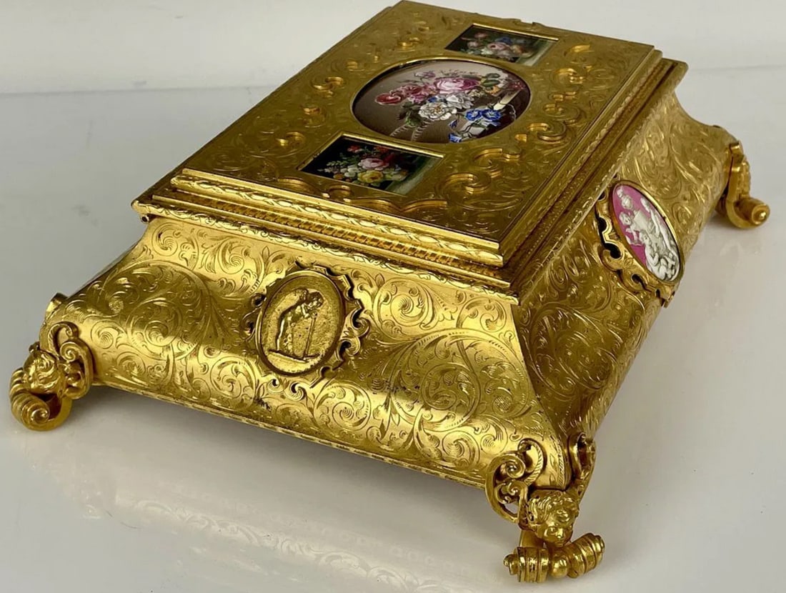 A MAGNIFICENT MICRO MOSAIC MOUNTED ORMOLU BOX - 2