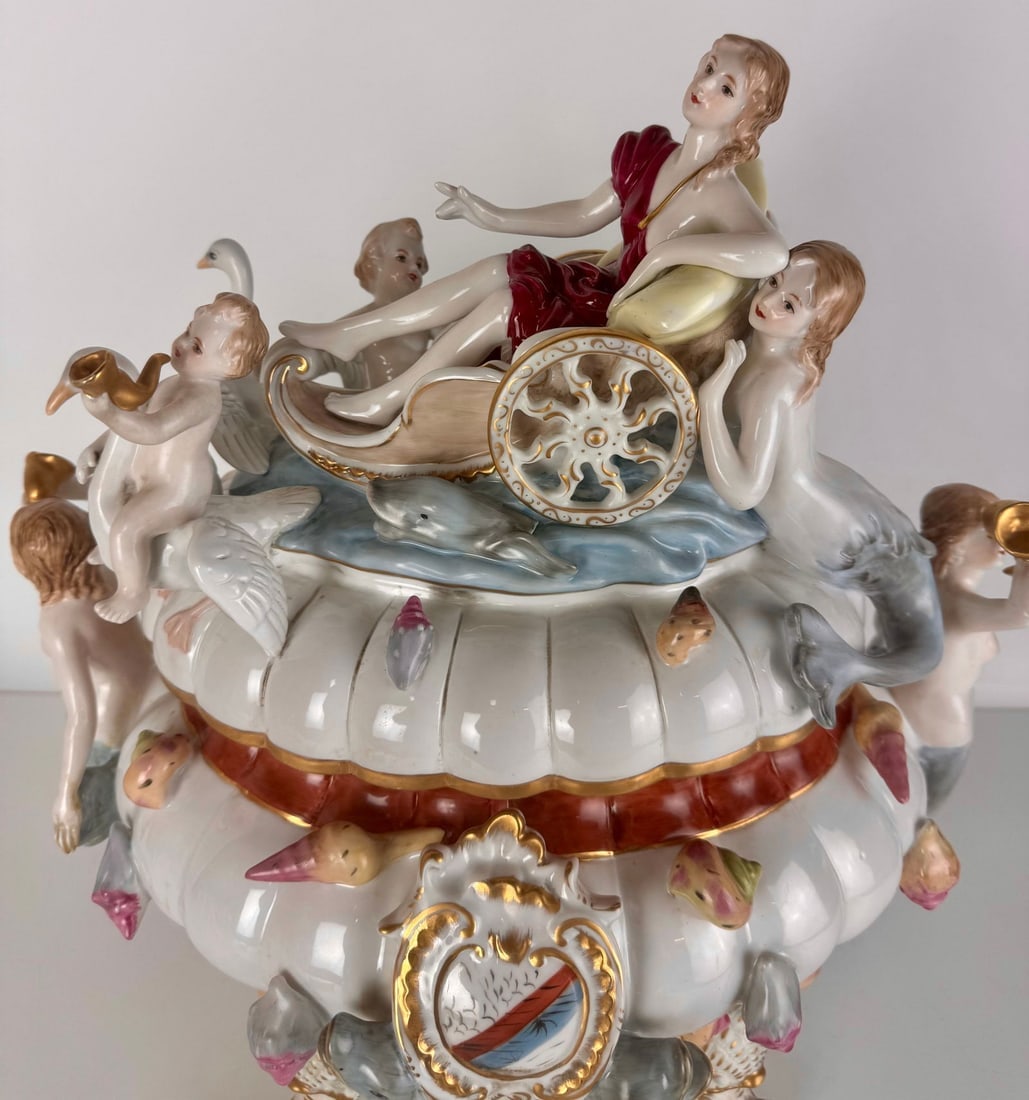 A LARGE GERMAN PORCELAIN TUREEN - 2