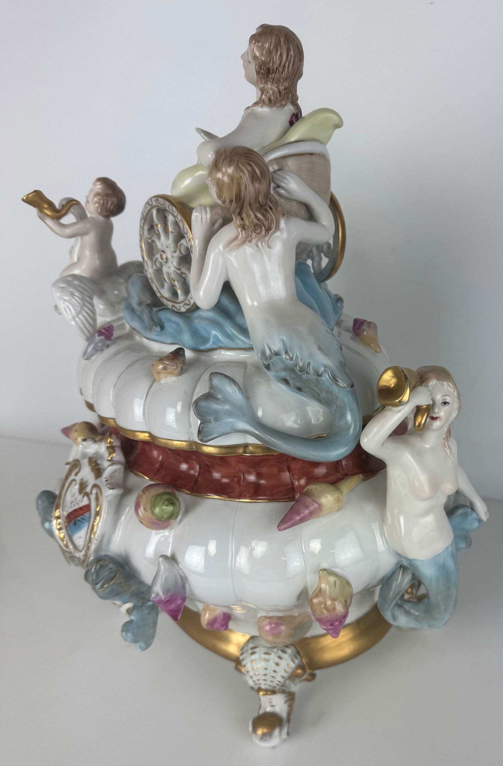 A LARGE GERMAN PORCELAIN TUREEN - 3