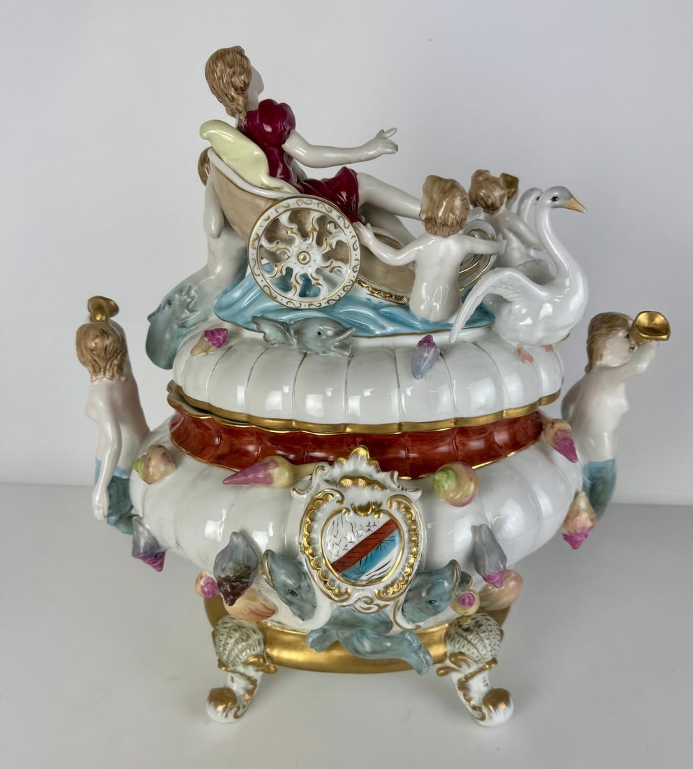 A LARGE GERMAN PORCELAIN TUREEN - 4