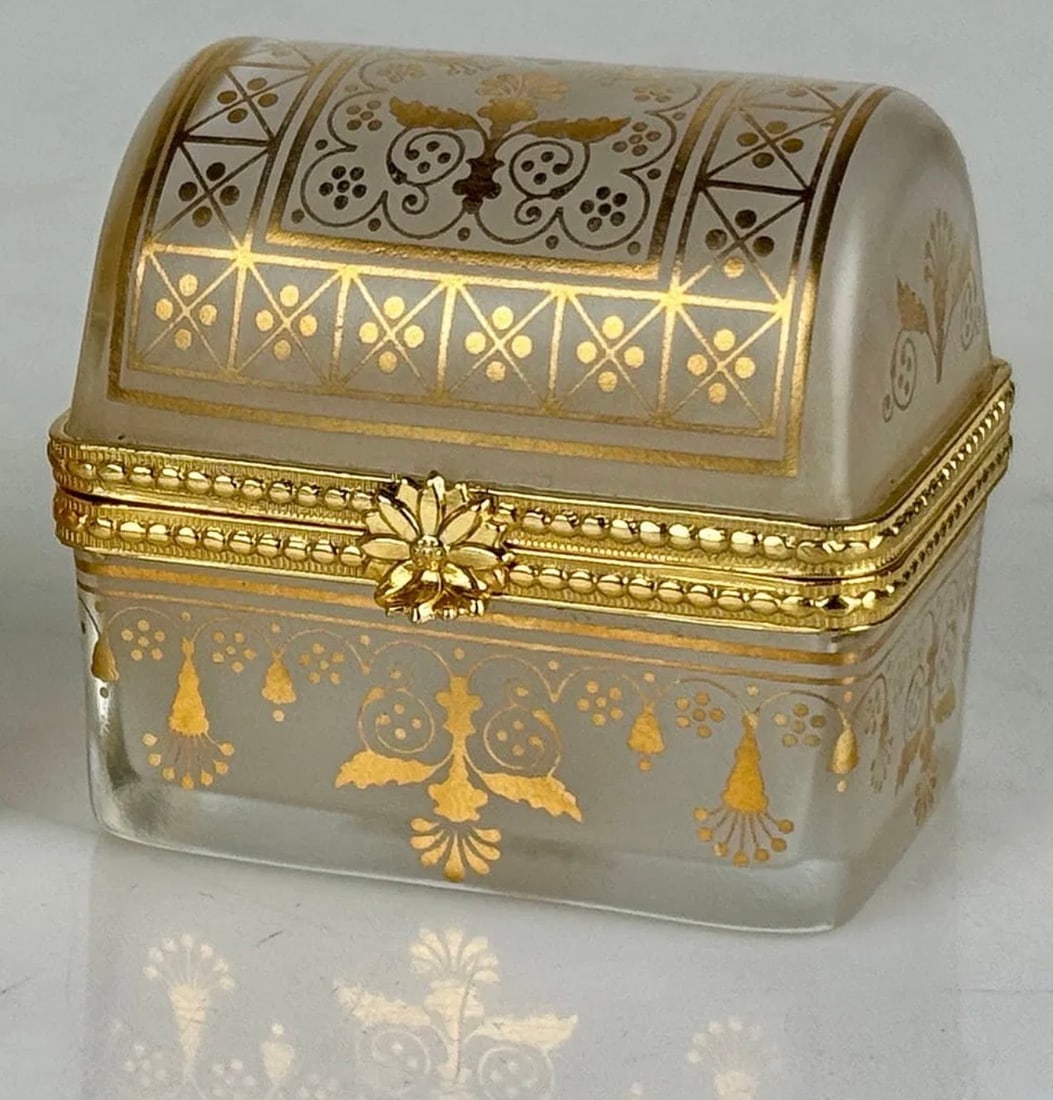 GILT OPAQUE OPALINE BOX (1 of 2)
