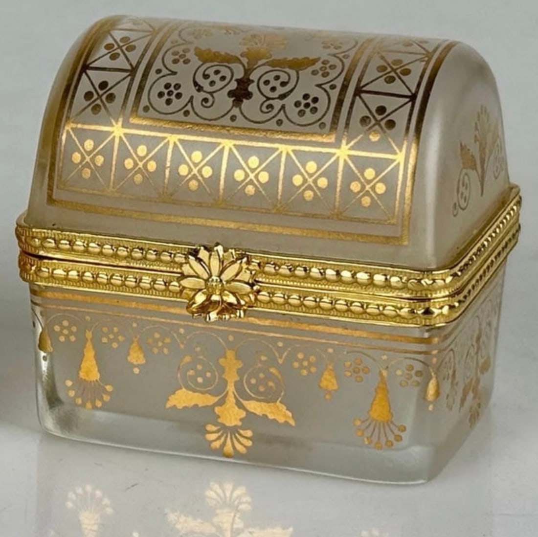 GILT OPAQUE OPALINE BOX (1 of 3)