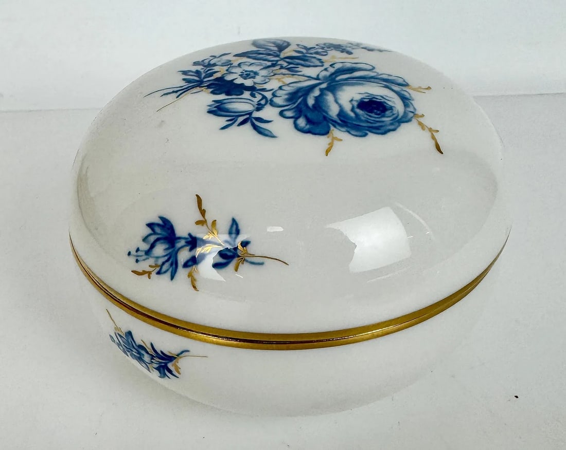 MEISSEN BOX: First quality cross swords mark. Measures 6 inches d. In excellent condition. Estimate $300-400
