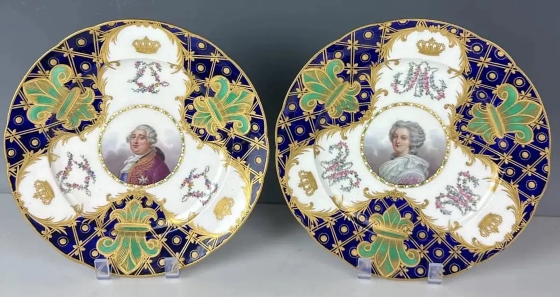 A PAIR OF 18TH C. SEVRES STYLE PLATES: Measure 10 inches d. In good antique condition. Estimate $1.500-2.000
