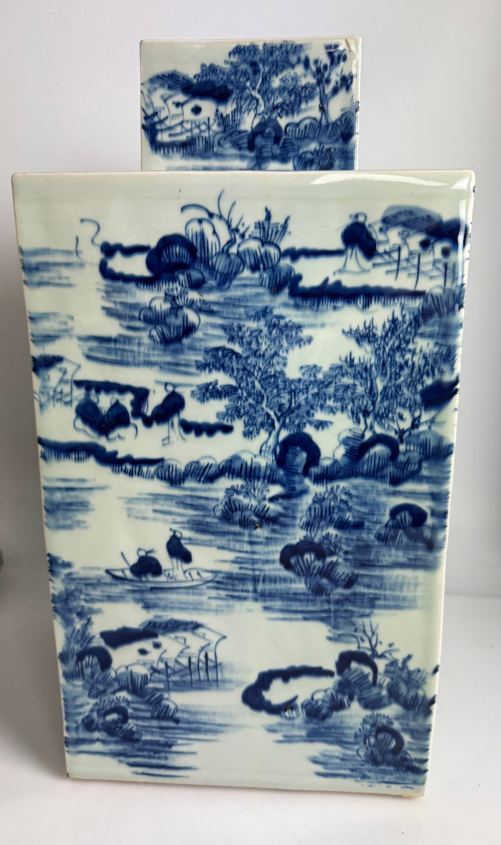 A LARGE CHINESE BLUE AND WHITE JAR AND COVER: Measures 18 inches h. In good condition, no chips, no breaks. Estimate $2000-3000