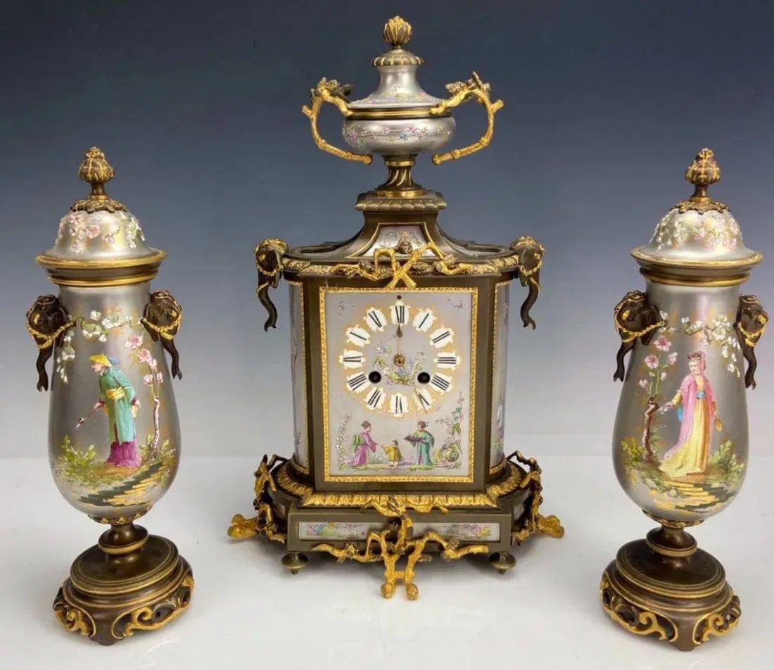 A FINE CHINOISERIE FRECH PARIS PORCELAIN &BRONZE CLOCK: Circa 1880. Paris platinum ware porcelain painted in chinoiserie taste. Clock 16 inches high. Good condition. Estimate $4.000-5.000